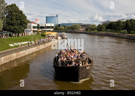 Barge à Jõmmu hanséatique sur la rivière Emajõgi, Estonie Banque D'Images