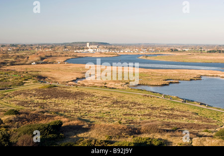 Vue depuis le haut de Hengistbury Head plus Stanpit marsh vers Christchurch, Dorset, England, UK Banque D'Images