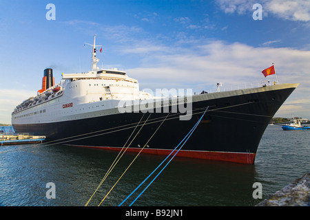 QE2 avant de quitter le port de Cobh Cork Irlande Banque D'Images