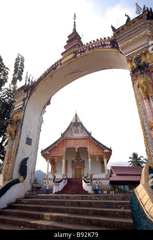 Au Laos, la province de Vientiane, Vang Vieng, temple bouddhiste. Banque D'Images