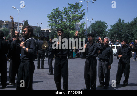 Habillé noir islamique chiite iranien chiite religion musulmane musulmans Muharam personnalisés en deuil l'Iran Ispahan flagellating Banque D'Images