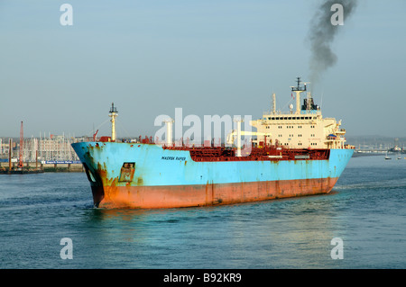 Maersk rapière de navire-citerne de quitter le port de Portsmouth avec un fond de Gosport Hampshire England UK Banque D'Images