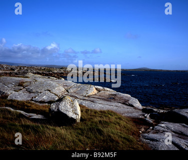 Vue sur la baie de Roundstone à partir de la rive rocheuse près de Roundstone Connemara Comté de Galway Irlande Banque D'Images