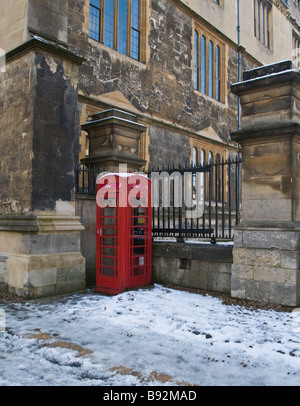 Coin rouge assez fort à l'extérieur un téléphone oxford College en Angleterre après une forte chute de neige en février 2009 Banque D'Images