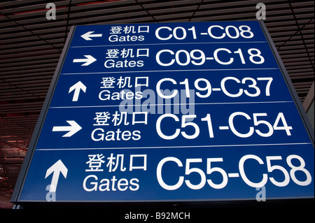 Signes d'embarquement moderne à l'intérieur nouveau Terminal 3 de l'Aéroport International de Beijing Banque D'Images