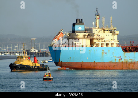 Maersk pétrolier produit rapière avec navire remorqueur puissant SD en partance d'un jetée de carburant sur le port de Portsmouth Hampshire England UK Banque D'Images