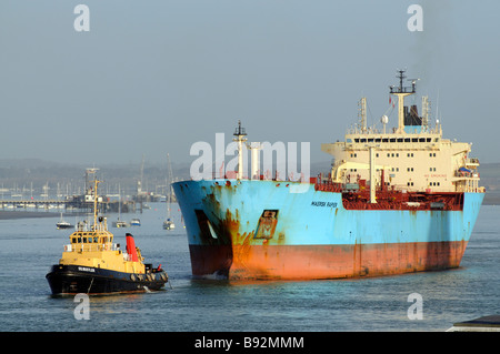 Un navire exploité par Serco Denholm remorqueur SD SD Bustler vu escortant le Maersk rapière de navire-citerne hors du port de Portsmouth, Royaume-Uni Banque D'Images