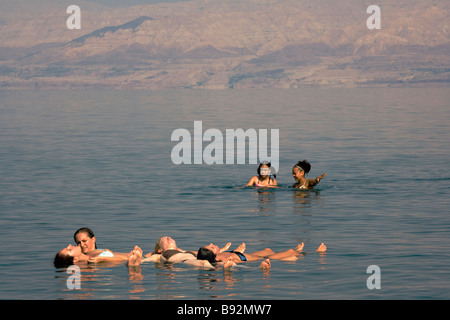 Les touristes se baigner et nager dans la mer Morte, Israël Banque D'Images