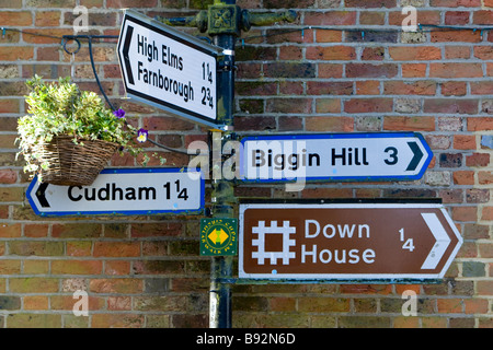 La signalisation routière à Downe Kent UK montrant Down House, Biggin Hill, Cudham, High Elms et Farnborough Banque D'Images