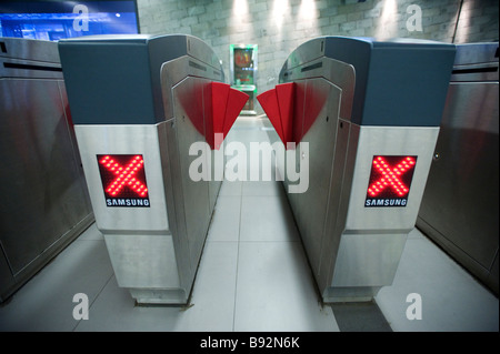 Détail de nouveau billet sur portes d'une ligne de métro Gare de Beijing Banque D'Images