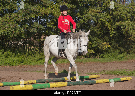 Girl riding Pony Équitation allemande sur Banque D'Images