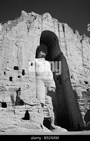 Plus les deux Bouddhas géants de Bamiyan, en Afghanistan, (construits en 554), vus en 1974 avant sa destruction par les Taliban en 2001 Banque D'Images