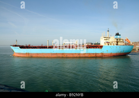 Maersk rapière de navire-citerne de quitter le port de Portsmouth avec un fond de Gosport Hampshire England UK Banque D'Images