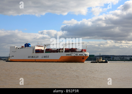 United Kingdom kent gravesend un navire porte-conteneurs entièrement chargés jusqu'à la tamise tilbury docks Banque D'Images