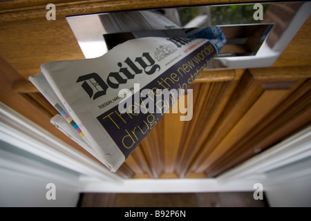 Journal imprimé britannique Press Daily mail tabloïd british Daily dans la boîte aux lettres Londres, Royaume-Uni Banque D'Images