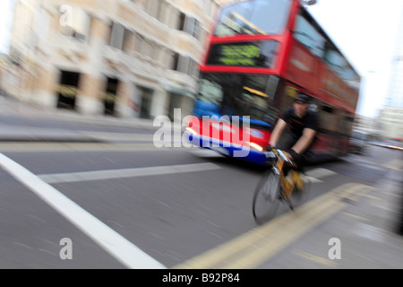 Double decker bus cycliste dépassement Banque D'Images