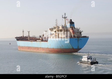 Le Maersk Rapière un produit navire-citerne faisant son chemin dans le Solent le sud de l'Angleterre un bateau-pilote de l'Amirauté Esprit Solent SD Banque D'Images