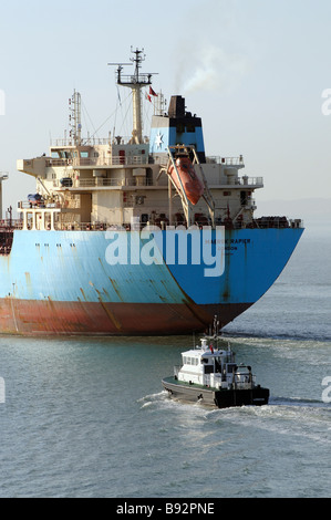 Le Maersk Rapière un produit navire-citerne faisant son chemin dans le Solent le sud de l'Angleterre un bateau-pilote de l'Amirauté Esprit Solent SD Banque D'Images