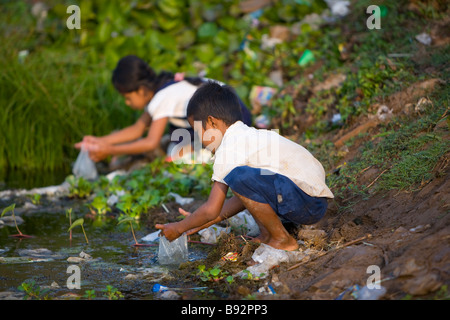 2 enfants cambodgiens collecte d'eau à l'école secondaire Roesey Chroy Banque D'Images