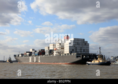 United Kingdom kent gravesend un navire porte-conteneurs entièrement chargés jusqu'à la tamise tilbury docks Banque D'Images