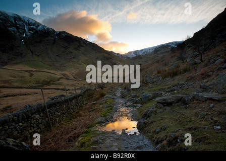 Riggindale (réflexions dans une flaque d'eau), sur le bord d'Haweswater, Parc National de Lake District, Cumbria, England, UK Banque D'Images