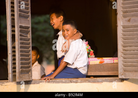 2 garçons cambodgiens rire à Roesey Chroy Secondary School sur la route d'Angkor Wat au Cambodge Banque D'Images