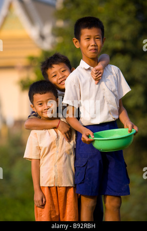 Les enfants posant pour un portrait à Roesey Chroy Secondary School sur la route d'Angkor Wat au Cambodge Banque D'Images