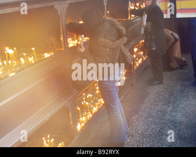 Girl allumé des bougies à l'église de Holly Trinity à Banja Luka, République de Srpska en Bosnie et Herzégovine Banque D'Images