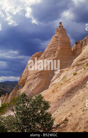 Les roches volcaniques naturelles tente, formations couvrant12,000 acres, environ 20 milles au sud de Santa Fe, Nouveau Mexique, USA. Banque D'Images