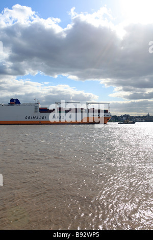 United Kingdom kent gravesend un navire porte-conteneurs entièrement chargés jusqu'à la tamise tilbury docks Banque D'Images