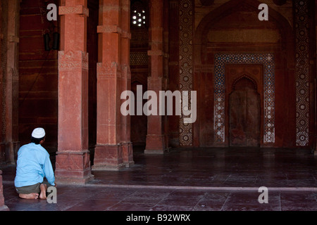 Musulman priant à l'intérieur de la mosquée de vendredi à Fatehpur Sikri Inde Banque D'Images