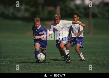 Les garçons de 11 ans action soccer Banque D'Images