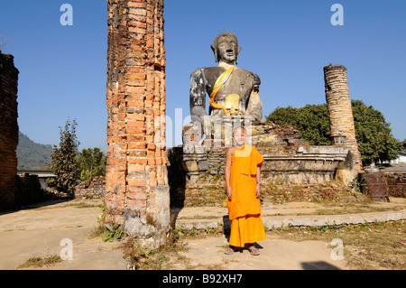 Bouddha à la LRMP Wat Wat destruction dommages causés par les bombes moine du temple Banque D'Images