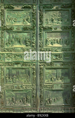 Bas releif sur la porte de bronze de la cathédrale de Pise Banque D'Images