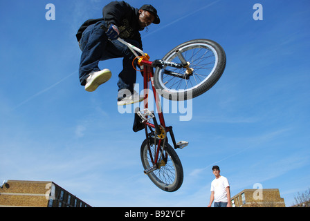 Jeune homme sautant avec vélo à Brixton jeux pour enfants Banque D'Images