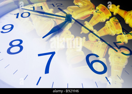 Réveil et pièces des échecs Banque D'Images