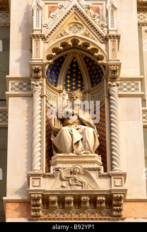 Close up de la sculptures sur pierre sur la façade de Duomo de Florence (Cattedrale di Santa Maria del Fiore Florence , Italie Banque D'Images