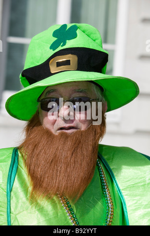 St Patrick's Day Parade - London 2009. Homme dans un costume de farfadet Banque D'Images