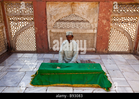 L'homme musulman à une tombe à l'intérieur de la mosquée de vendredi à Fatehpur Sikri Inde Banque D'Images