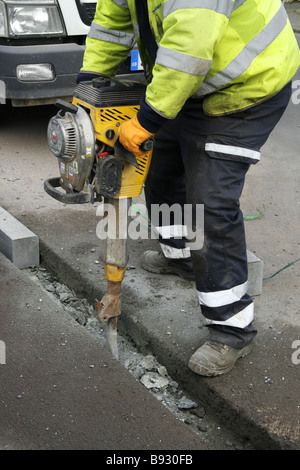 Travailleurs de la route, construire, entretenir, améliorer, réparer des routes, travail, groupe spécialisé, responsabilité, pneumatique, forage, marteau-piqueur, bitume, tarmac. Banque D'Images