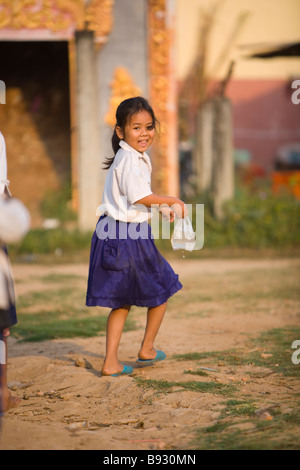 Jeune fille cambodgienne à Roesey Chroy École secondaire sur la route d'Angkor Wat au Cambodge Banque D'Images