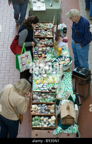 L'échantillonnage des femmes accueil savons fabriqués au marché de producteurs tous les samedis toute l'année à Troy New York Banque D'Images