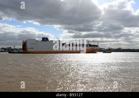 United Kingdom kent gravesend un navire porte-conteneurs entièrement chargés jusqu'à la tamise tilbury Banque D'Images