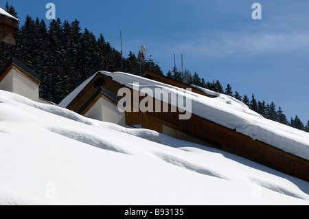 Station de ski de Méribel 3 vallées alpes france la neige sur les toits des chalets Banque D'Images