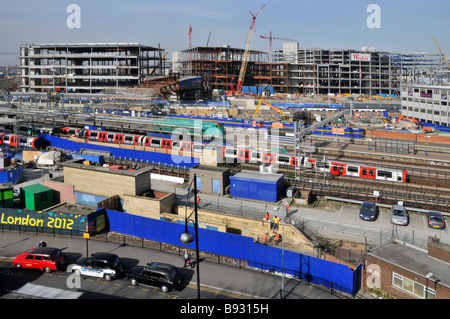 Stratford East London gare nouveaux centres commerciaux Westfield et 2012 projets de réaménagement de bâtiments olympiques en cours Central Line train UK Banque D'Images