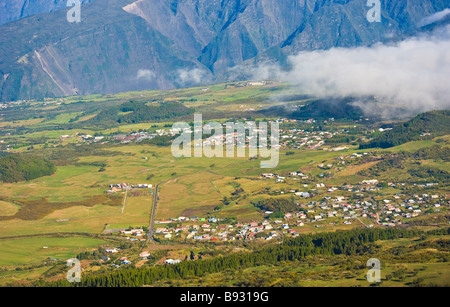 Photo aérienne du village près de pic de Mafate volcan, la Réunion, France | Dorf beim Gipfel des Vulkans Mafate, La Réunion Banque D'Images