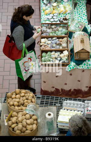 L'échantillonnage femme accueil savons fabriqués au marché de producteurs tous les samedis toute l'année à Troy New York Banque D'Images