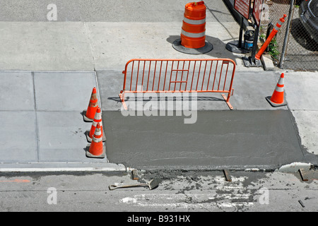 Le séchage du ciment humide sur le trottoir. Banque D'Images