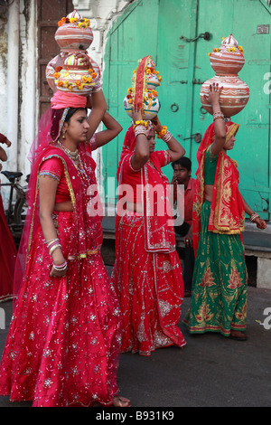 Inde Rajasthan Udaipur des femmes portant des offrandes rituelles Banque D'Images