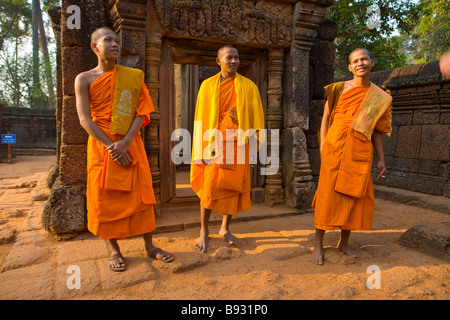 Les moines se tenant debout à l'extérieur du complexe d'Angkor Wat Banteay Srei Cambodge bénédiction de nouveau temple Banque D'Images